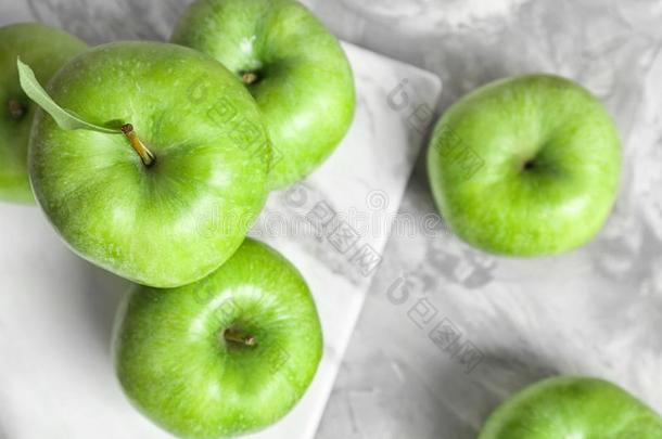 大理石板和新鲜的绿色的苹果向表,