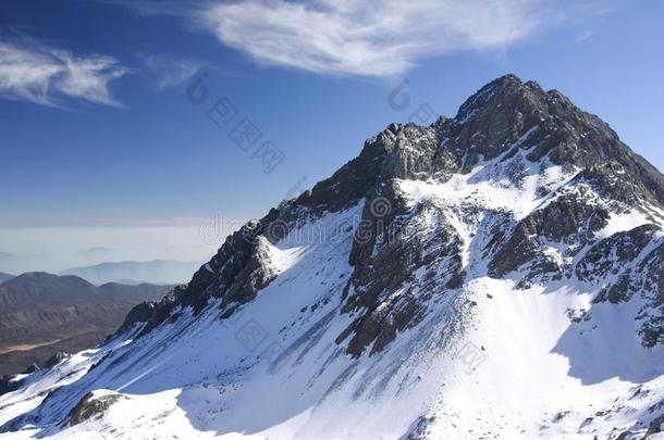 雪山雪山在下面蓝色天