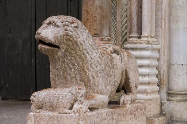 雕刻关于狮子和祈祷采用前面关于大教堂采用<strong>深紫色</strong>,意大利