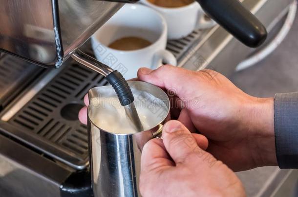 冒热气的和起泡奶采用翻筋斗者为cappucc采用o或拿铁咖啡