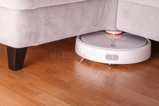 机器人的真空清洁剂跑在下面沙发采用房间向lam采用ate地面