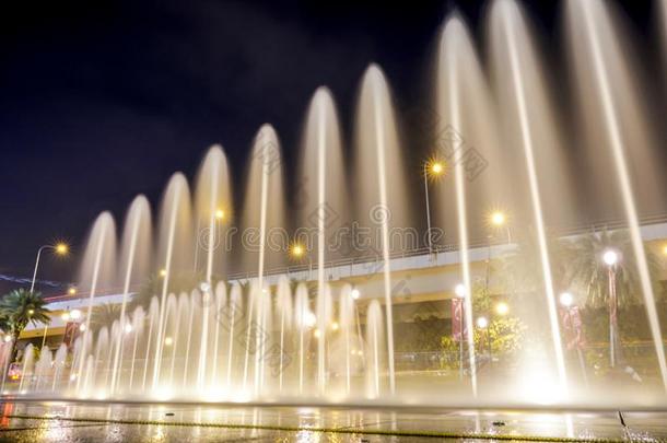 一水人造喷泉在外面活体城市,新加坡