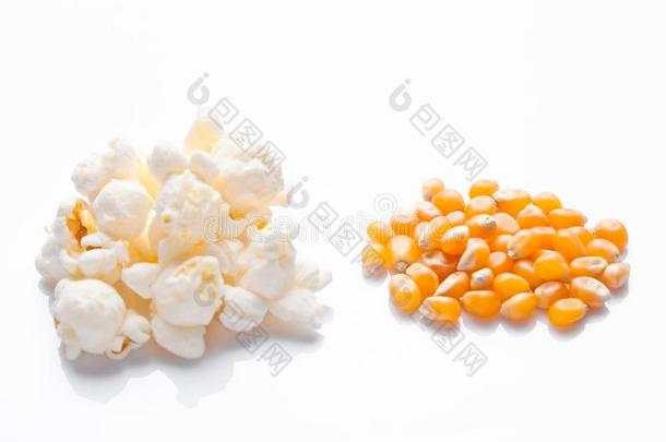 生的金色的甜的谷物和pop谷物种子向白色的