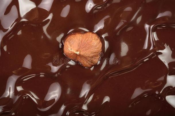 融化巧克力旋转和榛实同样地一b一ckground特写镜头