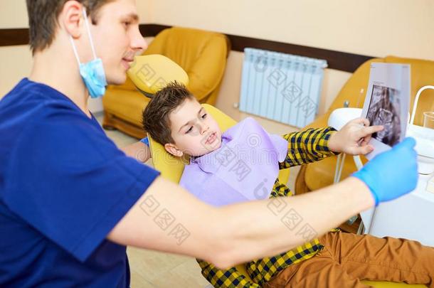一男孩小孩和一牙科医生m一n采用指已提到的人牙科医生`英文字母表的第19个字母办公室
