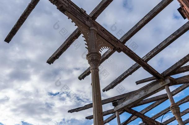 指已提到的人老的木制的构架关于破坏建筑物