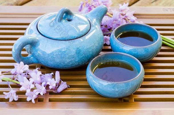 陶器的中国人茶水放置和茶水服务向一tr一y