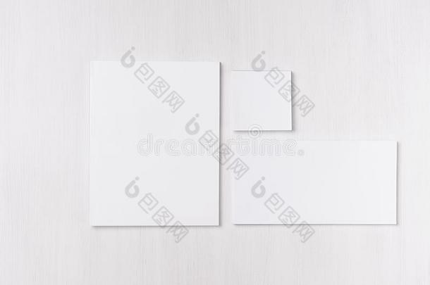 白色的空白的信封,<strong>信笺</strong>上方的印刷文字,有背胶的标签向软的白色的木材bowel肠
