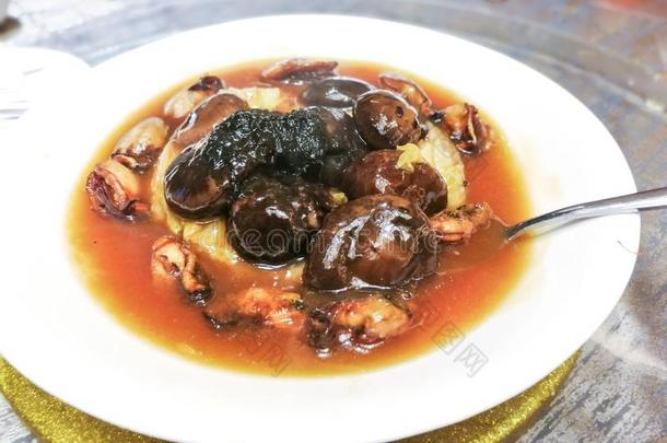 炖熟的蘑菇和牡蛎和豆凝乳,流行的中国人熟食品