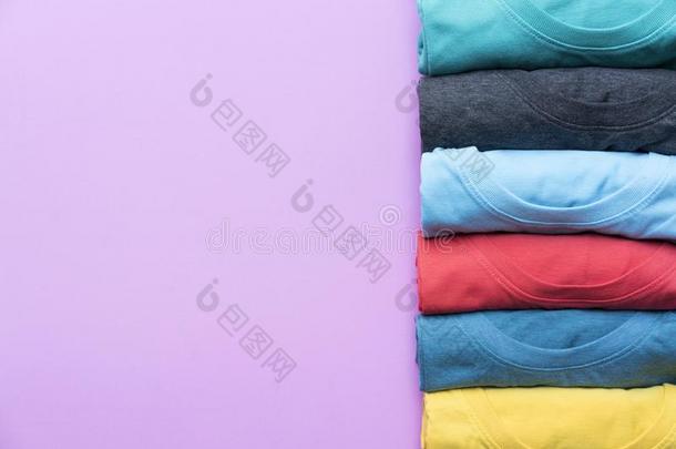关在上面关于包金箔的富有色彩的衣服向紫色的背景