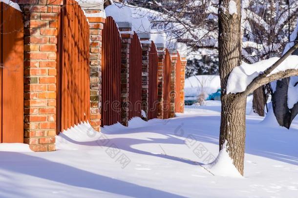 木材和砖红色的栅栏栅栏