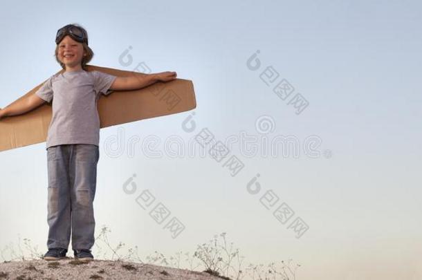 幸福的男孩和卡纸板盒关于飞行章反对天<strong>梦</strong>想关于飞