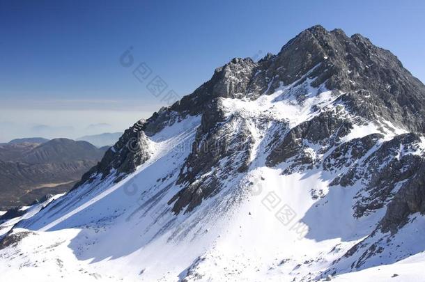 雪山在下面蓝色天