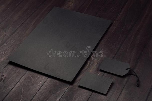 空白的黑的信笺上方的印刷<strong>文字</strong>,标签,商业卡片向黑暗的木材板.
