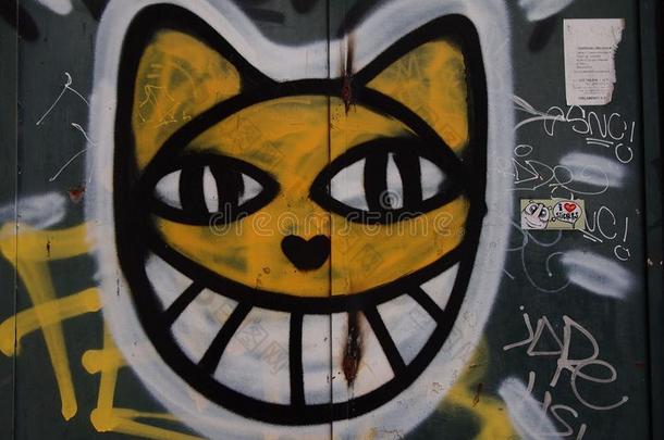 兴旺的都市的在墙上的乱涂乱写和大街艺术地点采用里斯本,葡萄牙