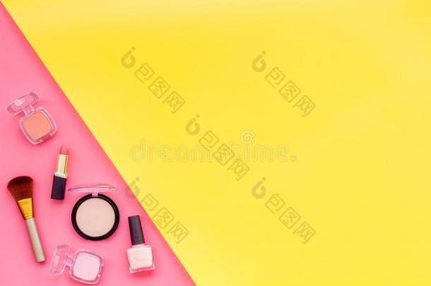 装饰的美容品为做在上面向粉红色的和黄色的书桌后座议员