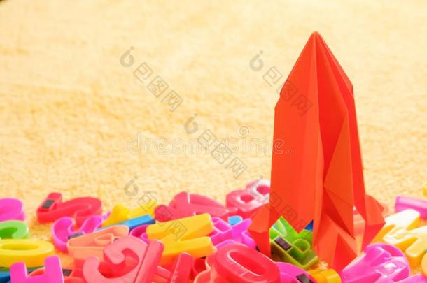 富有色彩的字母表文学和红色的玩具折纸手工火箭.教育