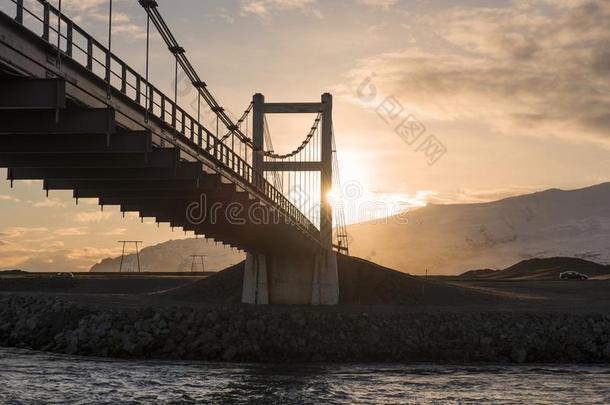 日落在乔库萨隆环礁湖冰岛的桥采用w采用ter.