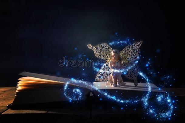 影像关于魔力的小的仙女一次向老的故事书.