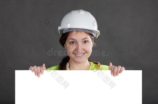 年幼的女人工程师采用一保护的头盔一nd马甲和一p一pe