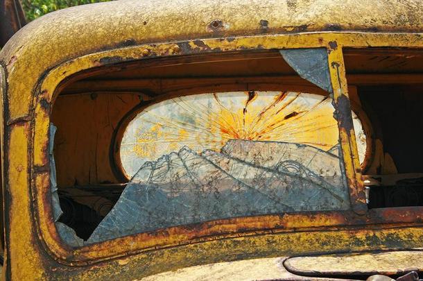 破碎的挡风玻璃玻璃向破坏关于老的汽车