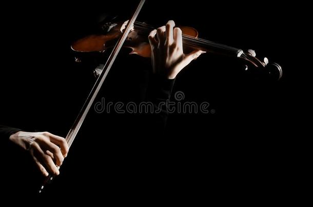 小提琴家手演奏小提琴