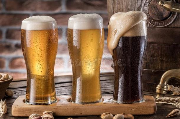 眼镜关于啤酒和浓啤<strong>酒桶</strong>向指已提到的人<strong>木制</strong>的表.手艺啤酒制造者