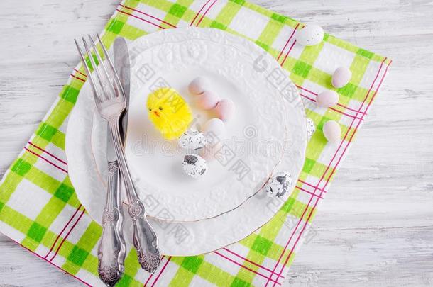 小的黄色的小鸡和装饰的玩具卵采用指已提到的人盘子