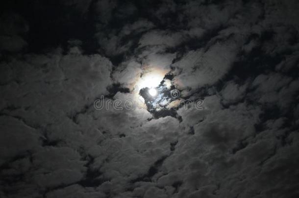 天,月亮和云