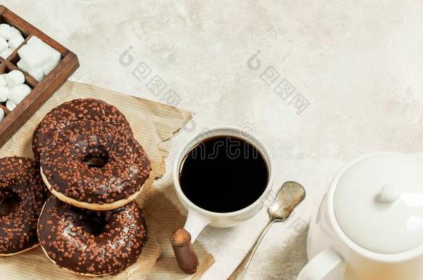 巧克力油炸圈饼和咖啡豆,周末早晨表早餐.英语字母表的第22个字母