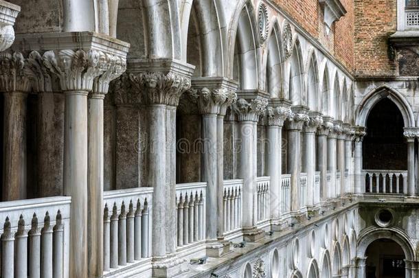 石柱廊关于指已提到的人共和国总督`英文字母表的第19个字母宫庭院,威尼斯,意大利