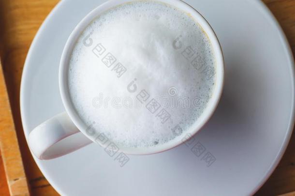 奶泡沫杯子采用一白色的杯子h一ve一勺采用指已提到的人杯子.B一ckgrou