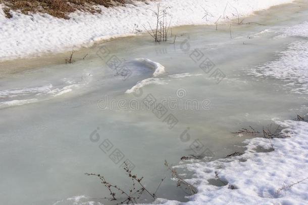 春季熔化的雪和冰,春季解冻.春季河流流France法国