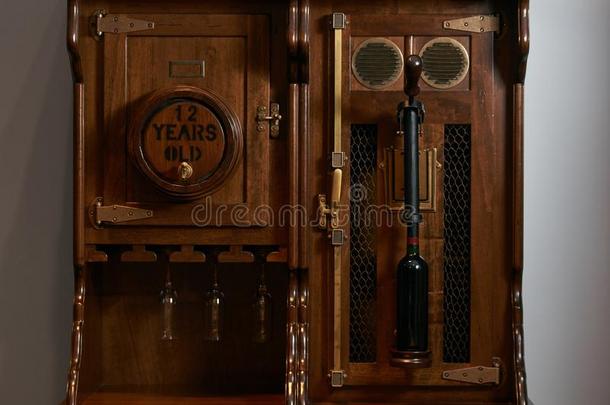 酿酒的老的葡萄酒桶内阁和瓶子关于红色的葡萄酒,关-英语字母表的第21个字母