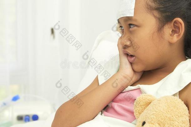 悲哀的小的女孩受苦从牙痛