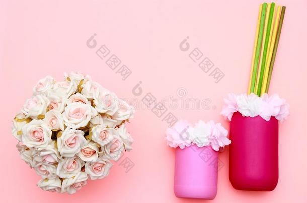 花束关于玫瑰,花向指已提到的人罐子和粉红色的背景,飞蛾