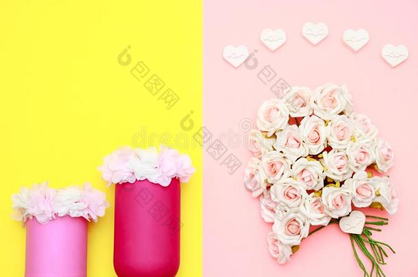粉红色的白色的花束关于玫瑰,心合适的石头和花向