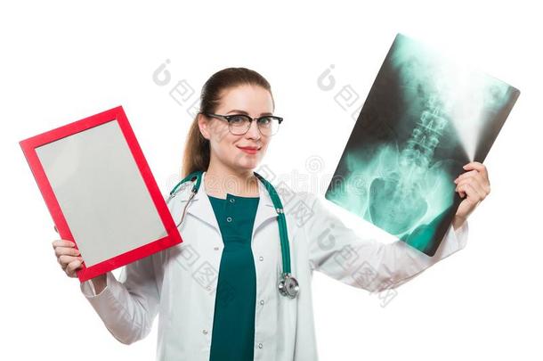 有魅力的年幼的女人医生和框架采用她手和字母x-射线
