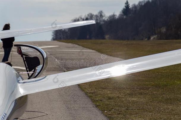 滑翔机的一种滑翔机向南方德国飞机场