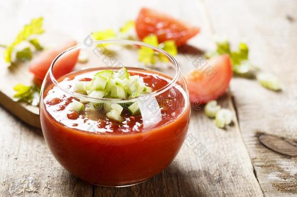 自家制的西班牙<strong>凉菜</strong>汤和新鲜的成熟的番茄和黄瓜