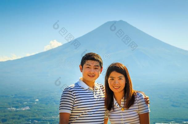 对旅行者户外的肖像和著名的紫藤火山后面