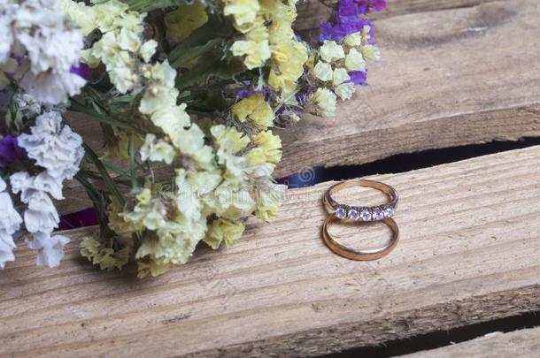 <strong>婚礼布置</strong>.指已提到的人婚礼戒指躺向一木制的盒.一花束