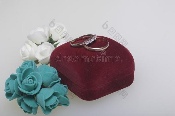 <strong>婚礼布置</strong>.婚礼戒指躺向白色的表面.在近处花束