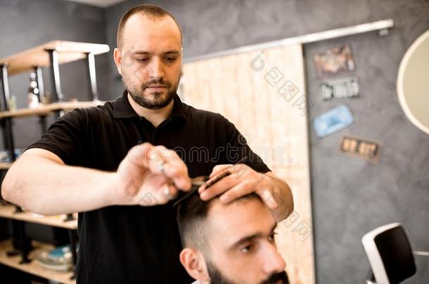 理发师采用理发师商店将切<strong>开头</strong>发和剪刀和梳子向Chile智利