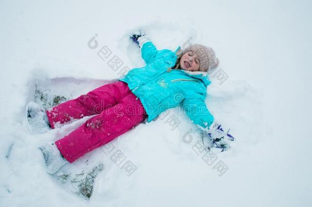 一年幼的女孩制造雪天使