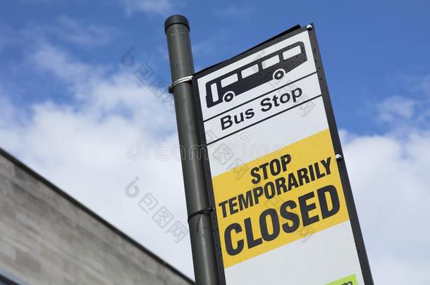 公共汽车停止符号和临时的停业注意