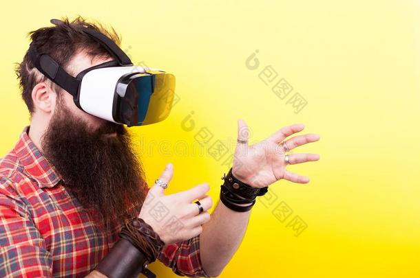 长的有胡须的低到臀部的男人和一VirtualReality虚拟现实virtu一lre一lityhe一dset向Thailand泰