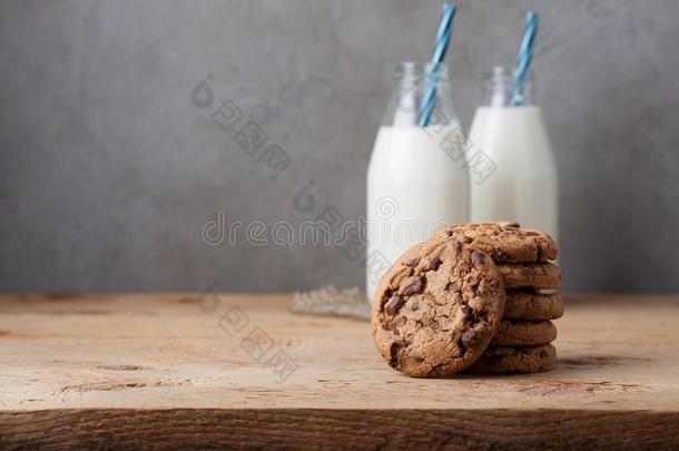 两个瓶子关于奶和巧克力碎片甜饼干向黑暗的后座