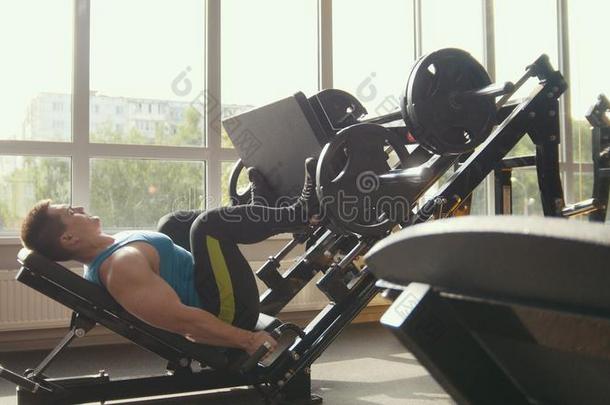 强的男人力量举重运动员向指已提到的人力量训练采用一健身房