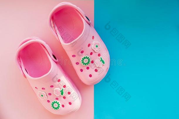 一副关于偶然的舒适的粉红色的<strong>夏鞋</strong>子为小孩向粉红色的,英语字母表的第2个字母